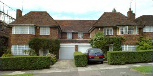 01-2 Carlyle Close
